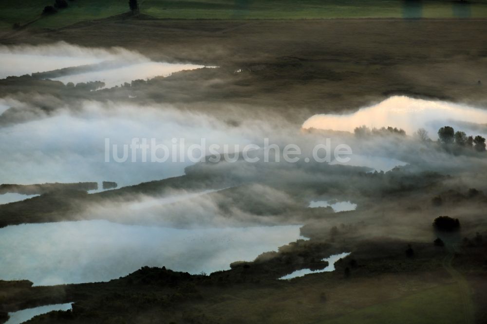 Luftaufnahme Roskow - Nebel- und Wolken- Schicht in Roskow im Bundesland Brandenburg, Deutschland