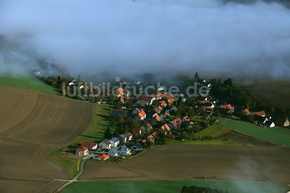 Roth aus der Vogelperspektive: Nebel- und Wolken- Schicht in Roth im Bundesland Rheinland-Pfalz, Deutschland