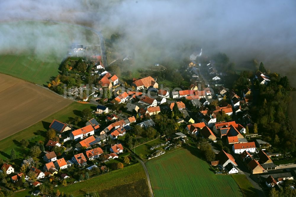 Roth aus der Vogelperspektive: Nebel- und Wolken- Schicht in Roth im Bundesland Rheinland-Pfalz, Deutschland