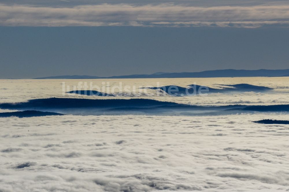 Luftaufnahme Schönsee - Nebel- und Wolken- Schicht in Schönsee im Bundesland Bayern, Deutschland