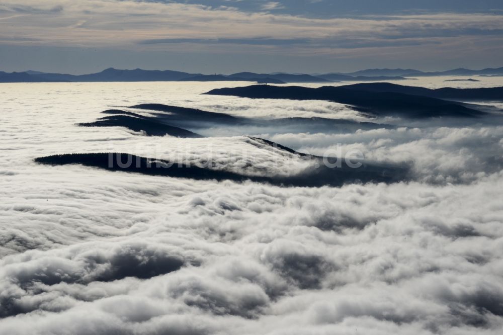 Luftaufnahme Schönsee - Nebel- und Wolken- Schicht in Schönsee im Bundesland Bayern, Deutschland