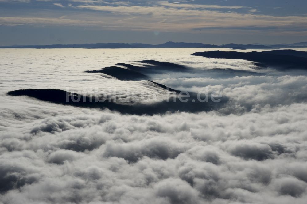 Schönsee von oben - Nebel- und Wolken- Schicht in Schönsee im Bundesland Bayern, Deutschland