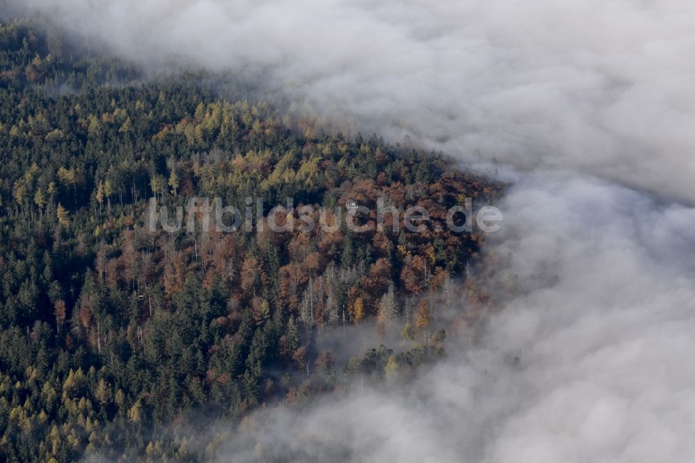 Eslarn aus der Vogelperspektive: Nebel- und Wolken- Schicht am Stückberg in Eslarn im Bundesland Bayern, Deutschland