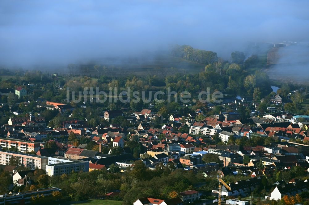Voigtstedt aus der Vogelperspektive: Nebel- und Wolken- Schicht in Voigtstedt im Bundesland Thüringen, Deutschland