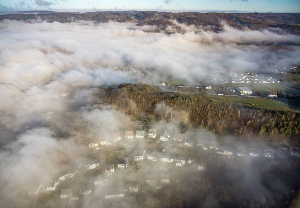 Luftbild Arnsberg - Nebel- und Wolken- Schicht im Wohngebiet Am Fichtenhang in Arnsberg im Bundesland Nordrhein-Westfalen, Deutschland