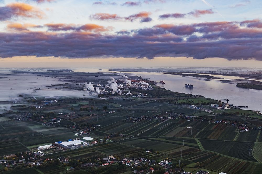 Bützfleth von oben - Nebel- und Wolkenschichten über dem Raffinerie- Werksgelände in Bützfleth im Bundesland Niedersachsen, Deutschland