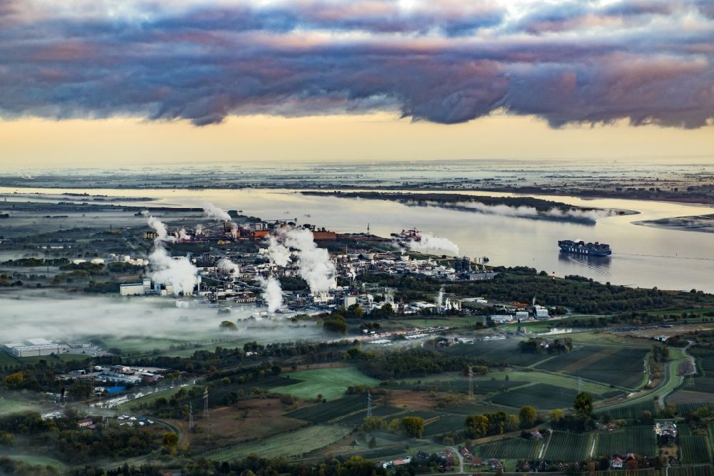 Luftbild Bützfleth - Nebel- und Wolkenschichten über dem Raffinerie- Werksgelände in Bützfleth im Bundesland Niedersachsen, Deutschland