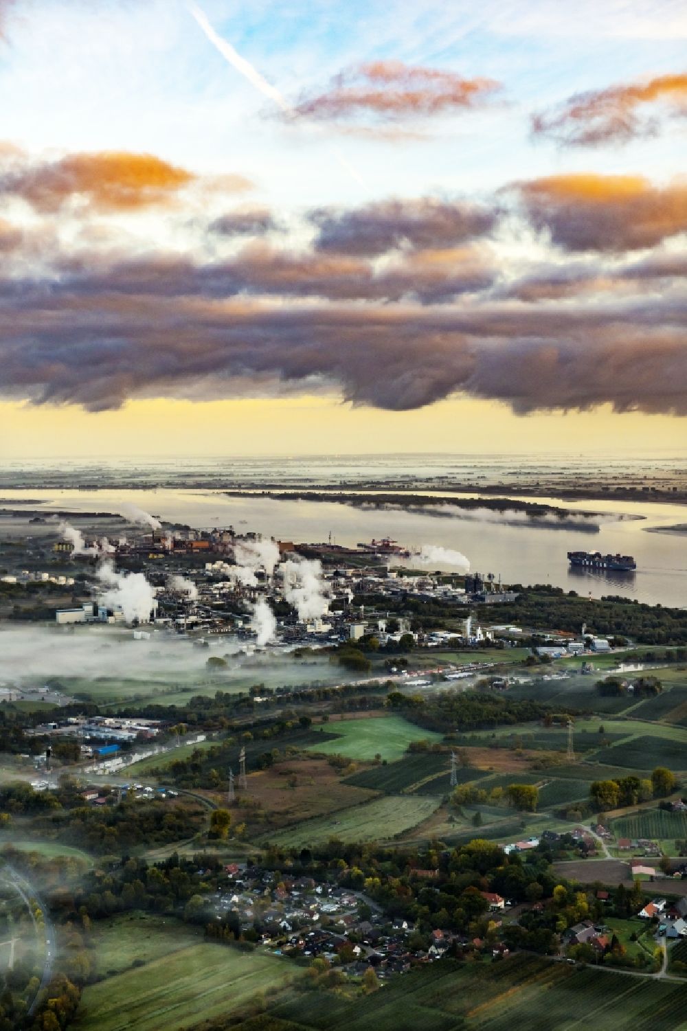 Luftaufnahme Bützfleth - Nebel- und Wolkenschichten über dem Raffinerie- Werksgelände in Bützfleth im Bundesland Niedersachsen, Deutschland
