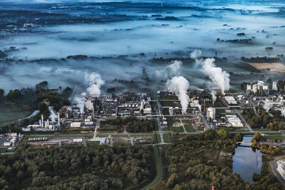 Bützfleth aus der Vogelperspektive: Nebel- und Wolkenschichten über dem Raffinerie- Werksgelände in Bützfleth im Bundesland Niedersachsen, Deutschland