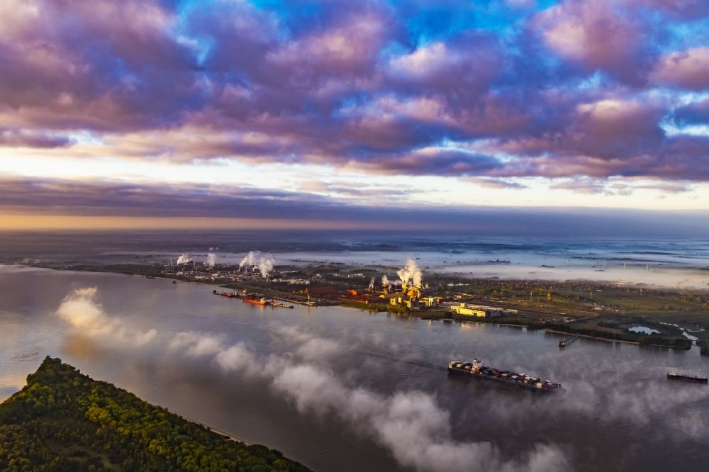 Luftaufnahme Stade - Nebel- und Wolkenschichten über dem Raffinerie- Werksgelände in Bützfleth im Bundesland Niedersachsen, Deutschland