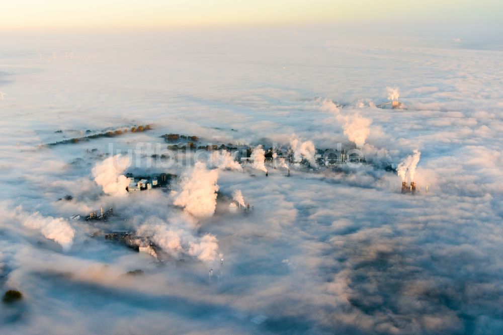 Luftaufnahme Bützfleth - Nebel- und Wolkenschichten über dem Raffinerie- Werksgelände in Bützfleth im Bundesland Niedersachsen, Deutschland