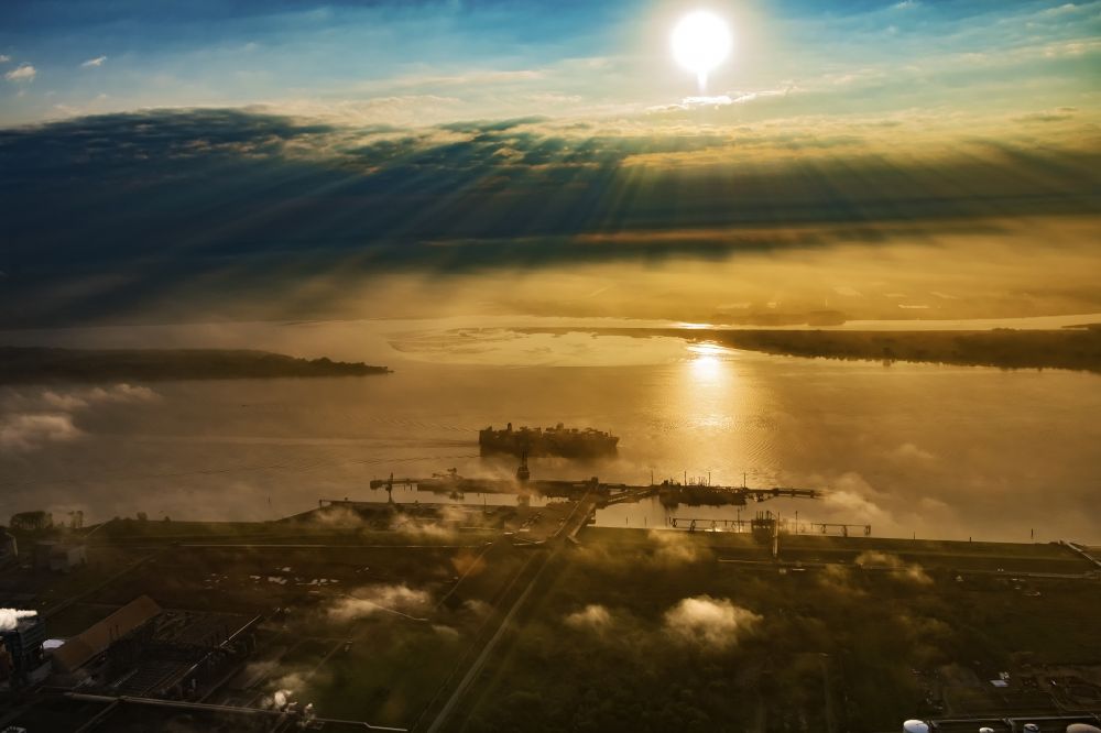 Luftbild Stade - Nebel- und Wolkenschichten über dem Raffinerie- Werksgelände in Stade Bützfleth im Bundesland Niedersachsen, Deutschland