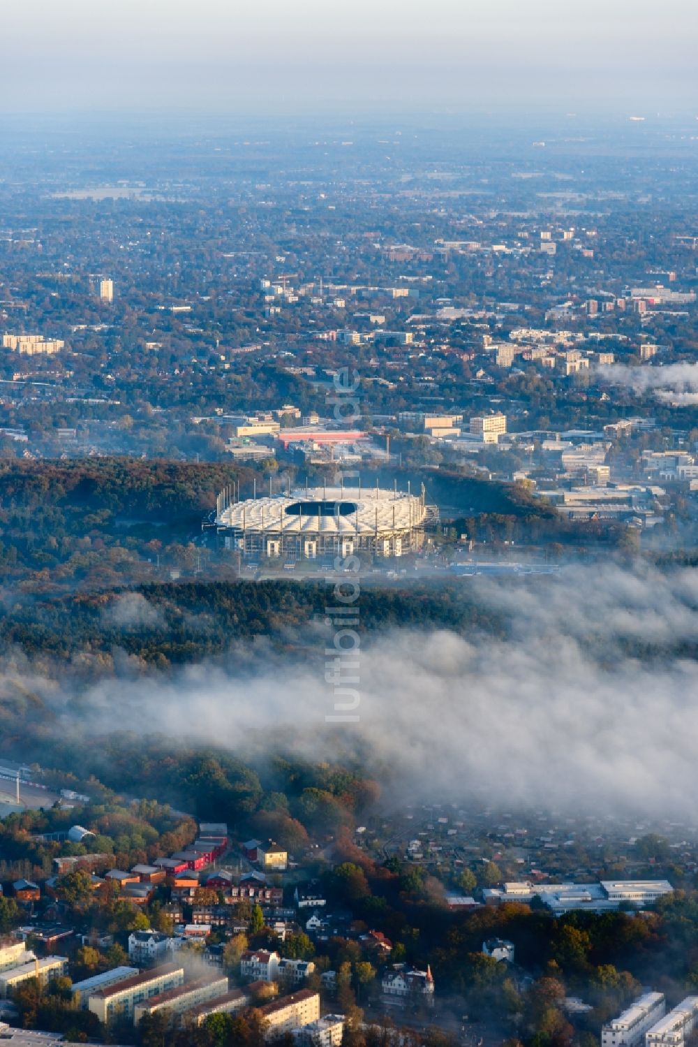 Hamburg von oben - Nebelbedecktes Stadion Volksparkstadion des Hamburger HSV in Hamburg