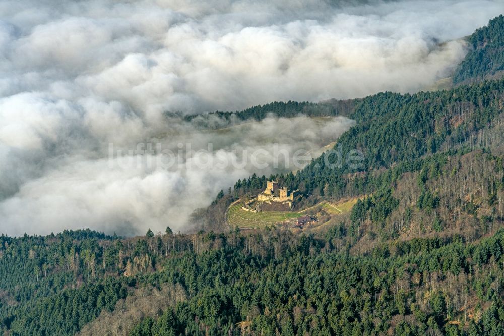 Luftbild Oberkirch - Nebelfoto der Ruine und Mauerreste der ehemaligen Burganlage der Veste Schauenburg in Oberkirch im Bundesland Baden-Württemberg, Deutschland