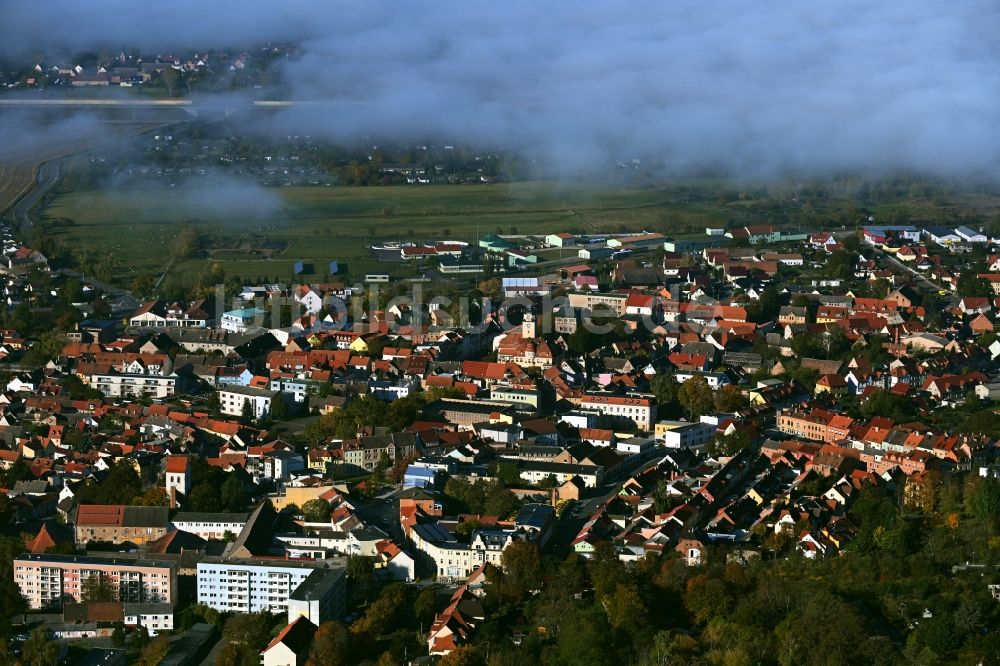 Luftbild Artern/Unstrut - Nebelschicht am Innenstadtbereich in Artern/Unstrut im Bundesland Thüringen, Deutschland