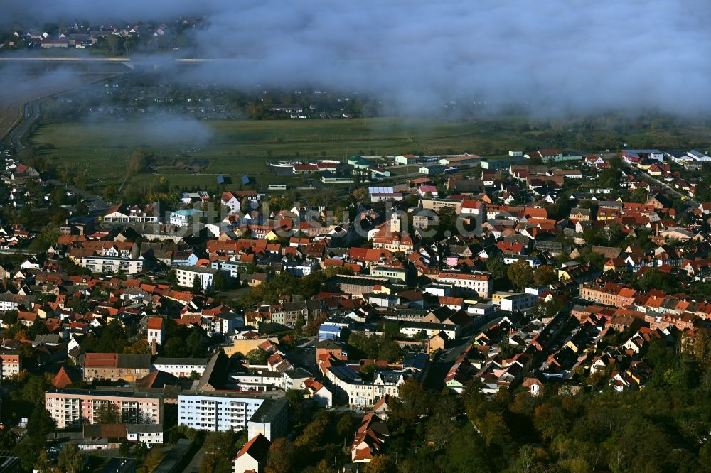 Luftaufnahme Artern/Unstrut - Nebelschicht am Innenstadtbereich in Artern/Unstrut im Bundesland Thüringen, Deutschland