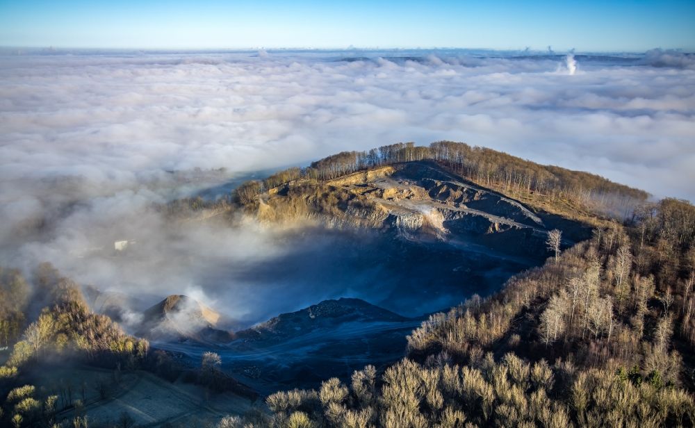 Luftbild Herdringen - Nebelumgebender Steinbruch zum Abbau von Granit in Herdringen im Bundesland Nordrhein-Westfalen, Deutschland