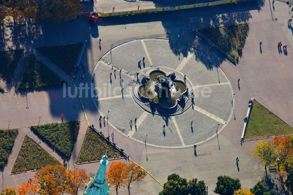 Luftaufnahme Berlin - Neptunbrunnen am Alexanderplatz im Stadtbezirk Mitte von Berlin