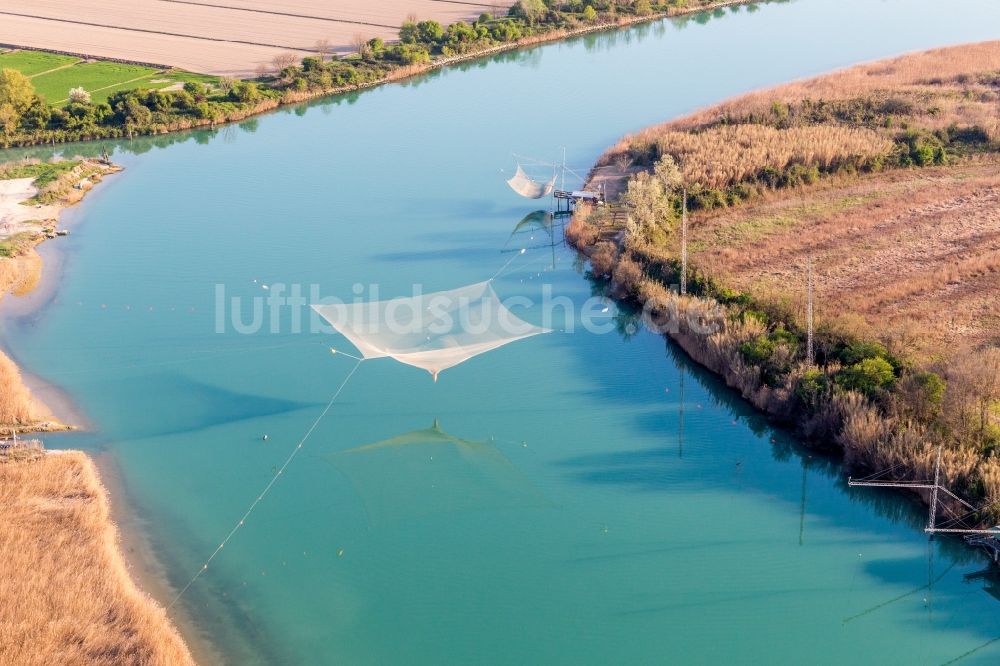 Luftbild Revedoli - Netzfischerei am Flußverlauf des Piave in Revedoli in Venetien, Italien