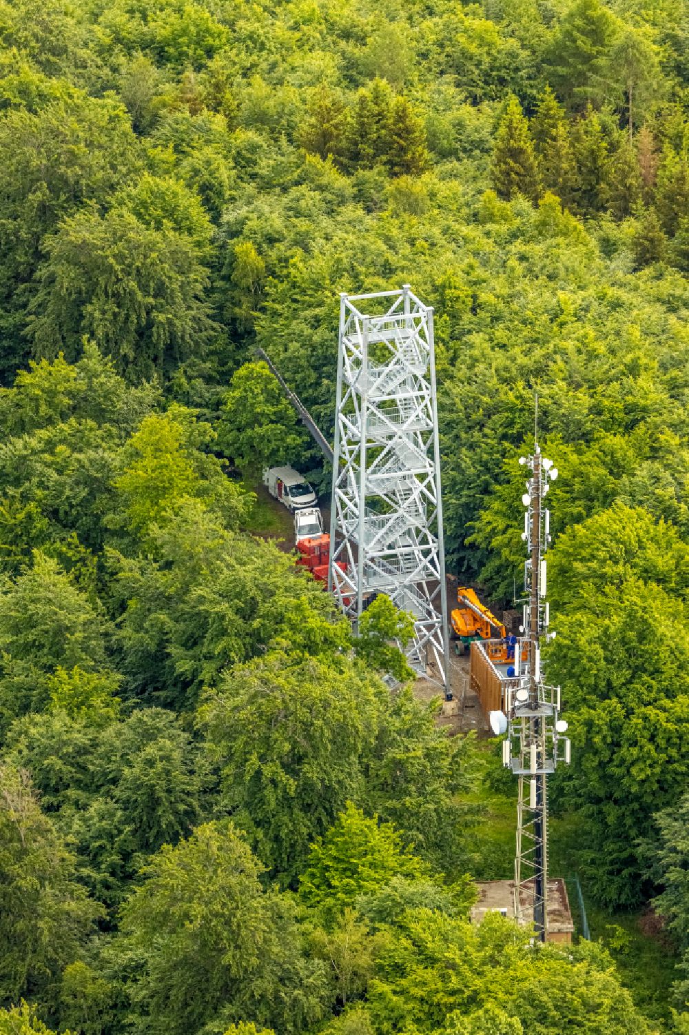Luftbild Meschede - Neubau des Aussichtsturmes Küppelturm im Waldgebiet in Meschede im Bundesland Nordrhein-Westfalen