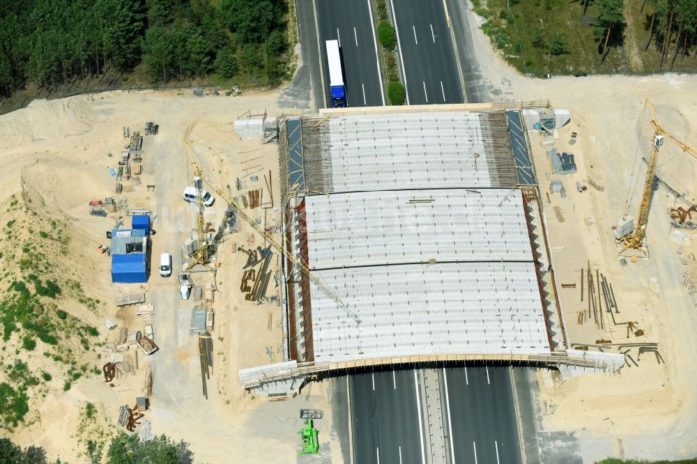 Beelitz aus der Vogelperspektive: Neubau des Autobahn- Brückenbauwerk einer als Grünbrücke angelegten Wildbrücke - Wildwechselbrücke über die BAB A9 durch die ARIKON BAU AG in Beelitz im Bundesland Brandenburg, Deutschland