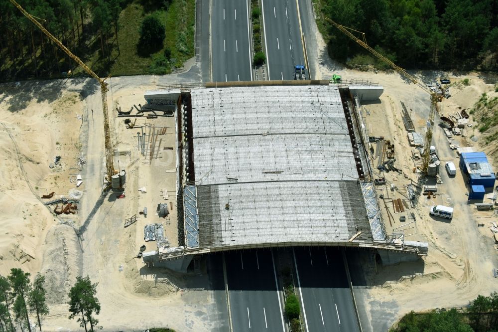 Luftbild Beelitz - Neubau des Autobahn- Brückenbauwerk einer als Grünbrücke angelegten Wildbrücke - Wildwechselbrücke über die BAB A9 durch die ARIKON BAU AG in Beelitz im Bundesland Brandenburg, Deutschland