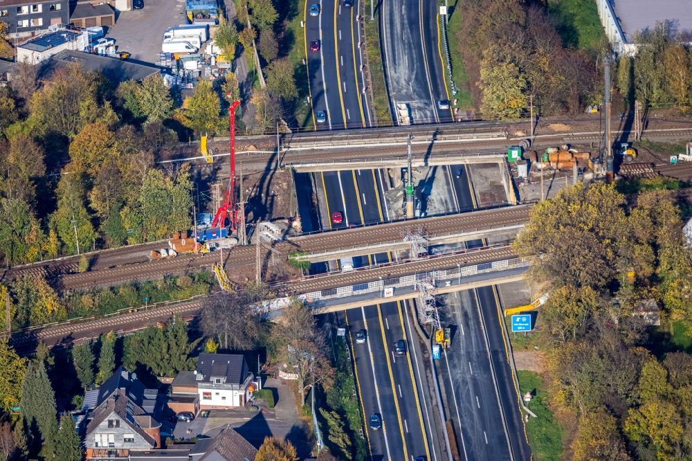 Luftbild Mülheim an der Ruhr - Neubau des Bahn- Brückenbauwerk über der Autobahn BAB A40 in Mülheim an der Ruhr im Bundesland Nordrhein-Westfalen, Deutschland