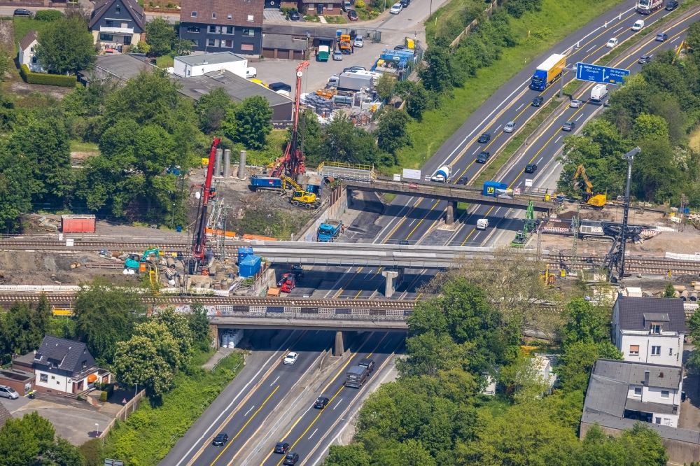 Luftaufnahme Mülheim an der Ruhr - Neubau des Bahn- Brückenbauwerk über der Autobahn BAB A40 in Mülheim an der Ruhr im Bundesland Nordrhein-Westfalen, Deutschland