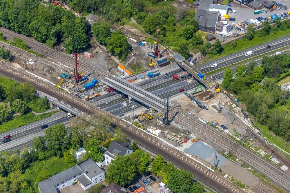 Luftbild Mülheim an der Ruhr - Neubau des Bahn- Brückenbauwerk über der Autobahn BAB A40 in Mülheim an der Ruhr im Bundesland Nordrhein-Westfalen, Deutschland