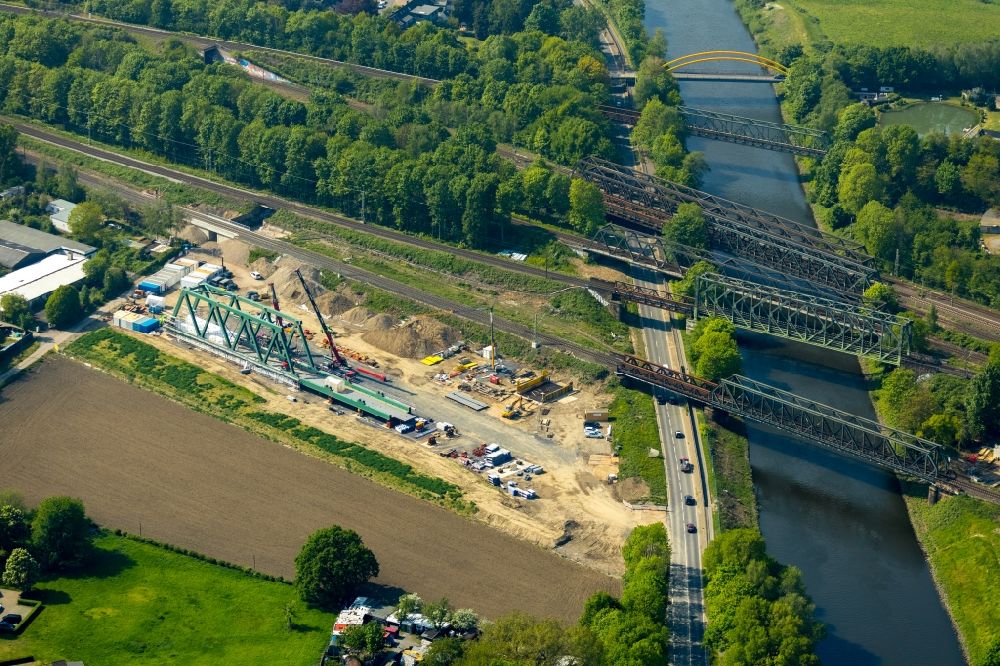 Luftaufnahme Duisburg - Neubau des Bahn- Brückenbauwerk über den Ruhrkanal in Duisburg im Bundesland Nordrhein-Westfalen, Deutschland