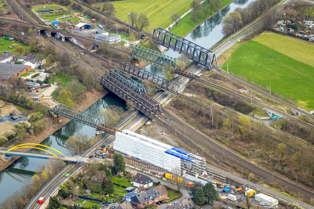 Duisburg von oben - Neubau des Bahn- Brückenbauwerk über den Ruhrkanal in Duisburg im Bundesland Nordrhein-Westfalen, Deutschland