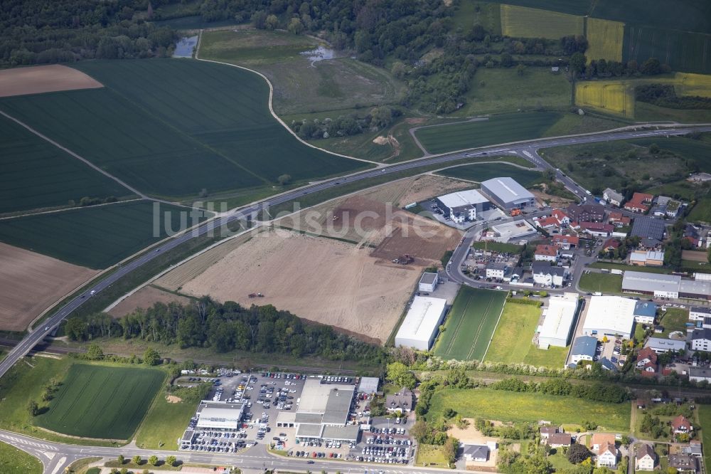 Luftaufnahme Nidderau - Neubau- Baustelle im Gewerbegebiet Am Lindenbäumchen im Ortsteil Heldenbergen in Nidderau im Bundesland Hessen, Deutschland