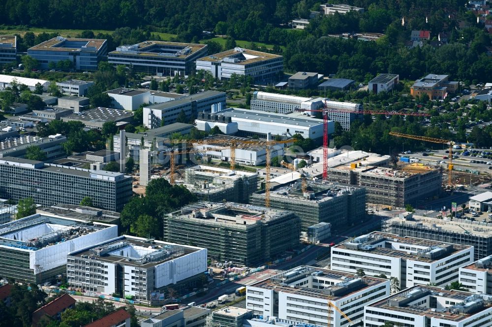 Erlangen von oben - Neubau- Baustelle im Gewerbegebiet Siemens- Campus in Erlangen im Bundesland Bayern, Deutschland