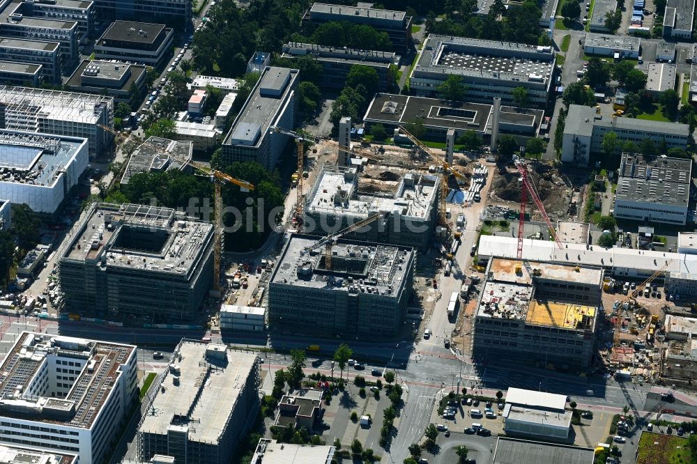 Erlangen aus der Vogelperspektive: Neubau- Baustelle im Gewerbegebiet Siemens- Campus in Erlangen im Bundesland Bayern, Deutschland