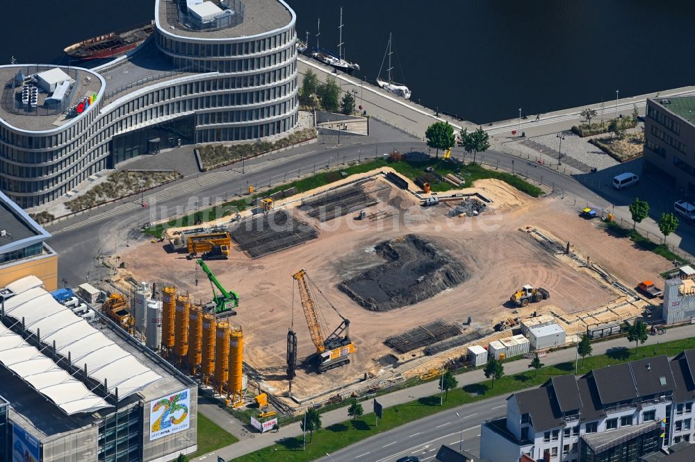 Rostock von oben - Neubau- Baustelle der Hotelanlage im Stadthafen in Rostock im Bundesland Mecklenburg-Vorpommern, Deutschland