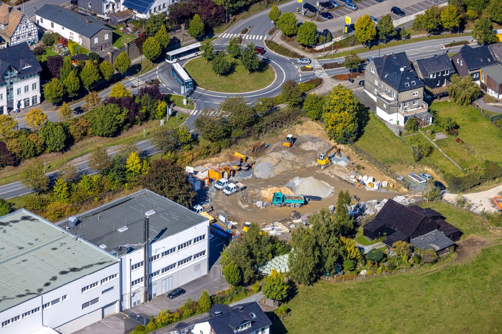 Luftaufnahme Schmallenberg - Neubau- Baustelle des Parkplatzes an der am Kreisverkehr in Schmallenberg im Bundesland Nordrhein-Westfalen, Deutschland