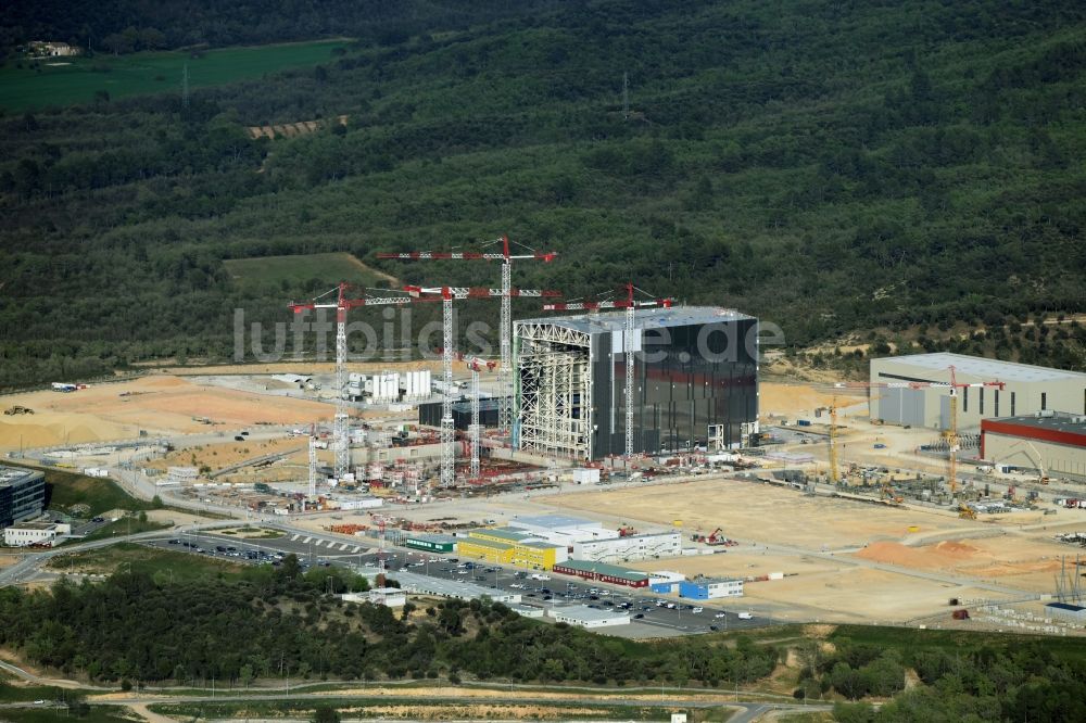 Saint-Paul-lez-Durance aus der Vogelperspektive: Neubau- Baustelle Reaktorblöcke und Anlagen des CEA Cadarache Forschungsinstitutes mit AKW - KKW Kernkraftwerk in Saint-Paul-lez-Durance in Provence-Alpes-Cote d'Azur, Frankreich