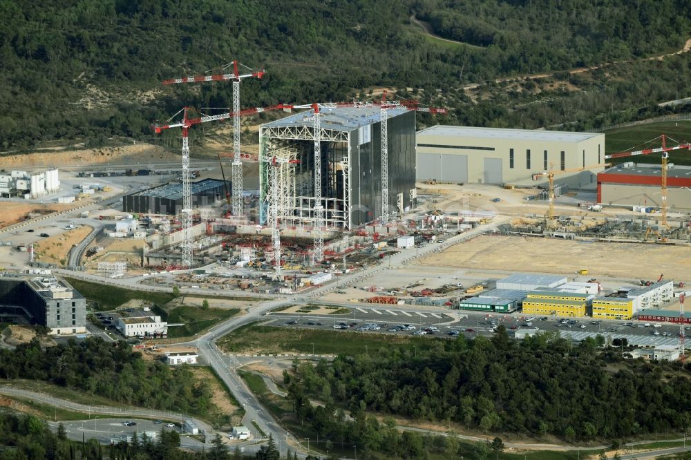 Luftaufnahme Saint-Paul-lez-Durance - Neubau- Baustelle Reaktorblöcke und Anlagen des CEA Cadarache Forschungsinstitutes mit AKW - KKW Kernkraftwerk in Saint-Paul-lez-Durance in Provence-Alpes-Cote d'Azur, Frankreich