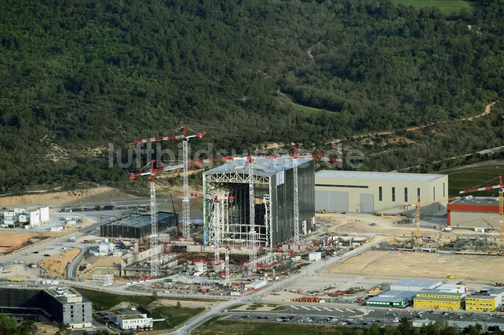 Luftaufnahme Saint-Paul-lez-Durance - Neubau- Baustelle Reaktorblöcke und Anlagen des CEA Cadarache Forschungsinstitutes mit AKW - KKW Kernkraftwerk in Saint-Paul-lez-Durance in Provence-Alpes-Cote d'Azur, Frankreich