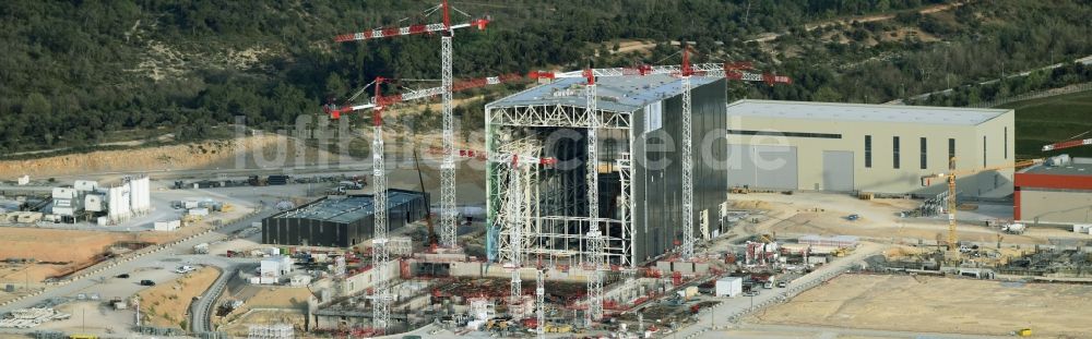Saint-Paul-lez-Durance von oben - Neubau- Baustelle Reaktorblöcke und Anlagen des CEA Cadarache Forschungsinstitutes mit AKW - KKW Kernkraftwerk in Saint-Paul-lez-Durance in Provence-Alpes-Cote d'Azur, Frankreich