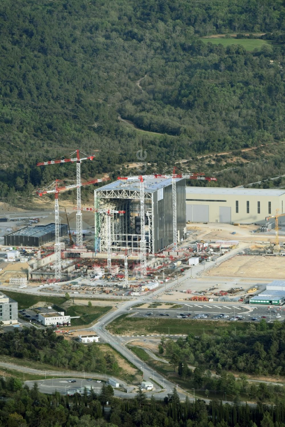 Luftbild Saint-Paul-lez-Durance - Neubau- Baustelle Reaktorblöcke und Anlagen des CEA Cadarache Forschungsinstitutes mit AKW - KKW Kernkraftwerk in Saint-Paul-lez-Durance in Provence-Alpes-Cote d'Azur, Frankreich