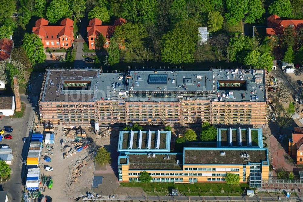 Luftaufnahme Berlin - Neubau- Baustelle für ein Rehabilitationszentrum der Rehaklinik im Ortsteil Marzahn in Berlin, Deutschland