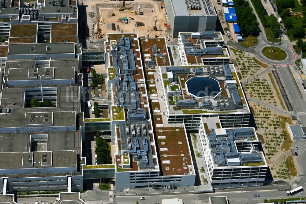 München von oben - Neubau - Baustelle auf dem Werksgelände der Bayerische Motoren Werke AG in München im Bundesland Bayern, Deutschland