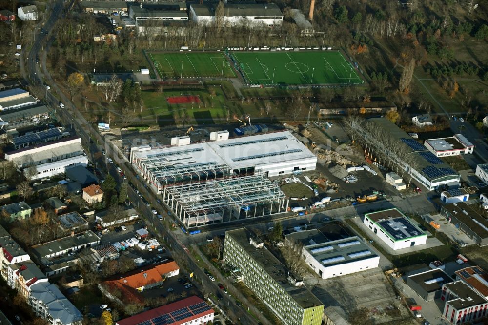 Luftbild Berlin - Neubau - Baustelle auf dem Werksgelände der Jonas & Redmann Group GmbH am Segelfliegerdamm im Ortsteil Johannisthal in Berlin, Deutschland