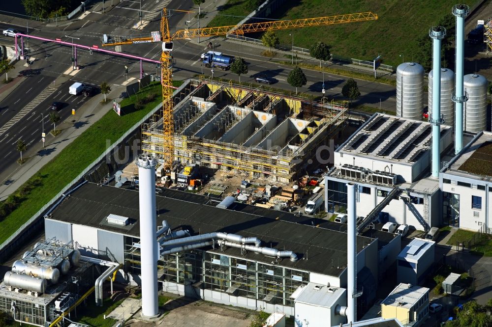Berlin aus der Vogelperspektive: Neubau des Blockheizkraftwerk an der Wegedornstraße - Ernst-Ruska-Ufer in Berlin, Deutschland