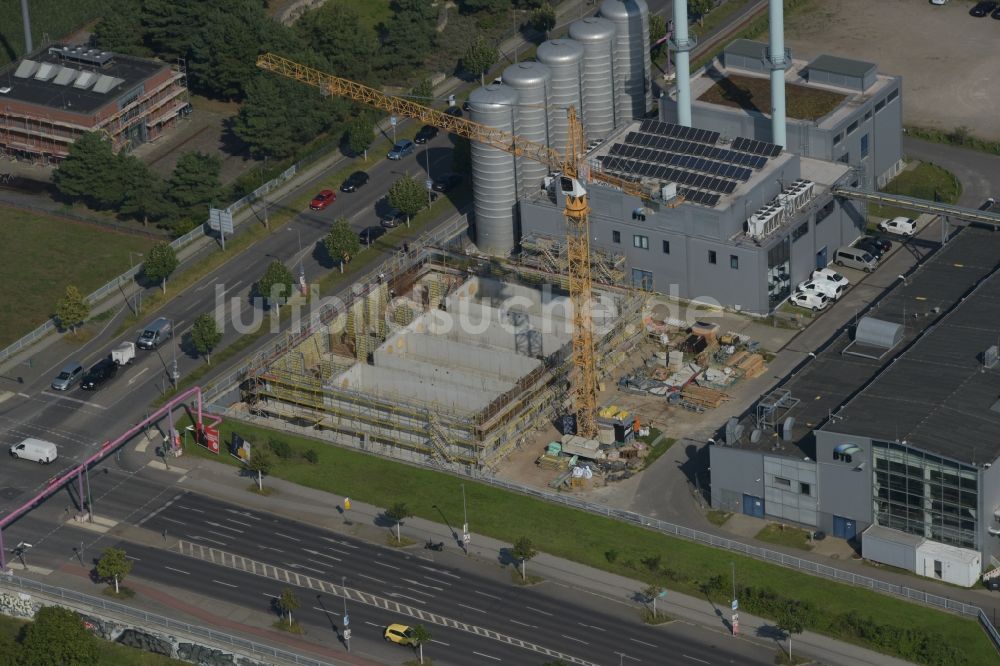 Berlin aus der Vogelperspektive: Neubau des Blockheizkraftwerk an der Wegedornstraße - Ernst-Ruska-Ufer in Berlin, Deutschland