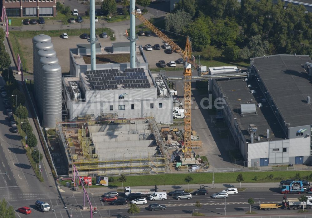 Luftbild Berlin - Neubau des Blockheizkraftwerk an der Wegedornstraße - Ernst-Ruska-Ufer in Berlin, Deutschland