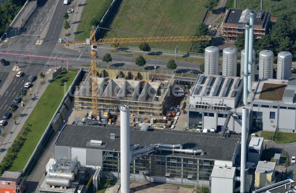 Luftbild Berlin - Neubau des Blockheizkraftwerk an der Wegedornstraße - Ernst-Ruska-Ufer in Berlin, Deutschland