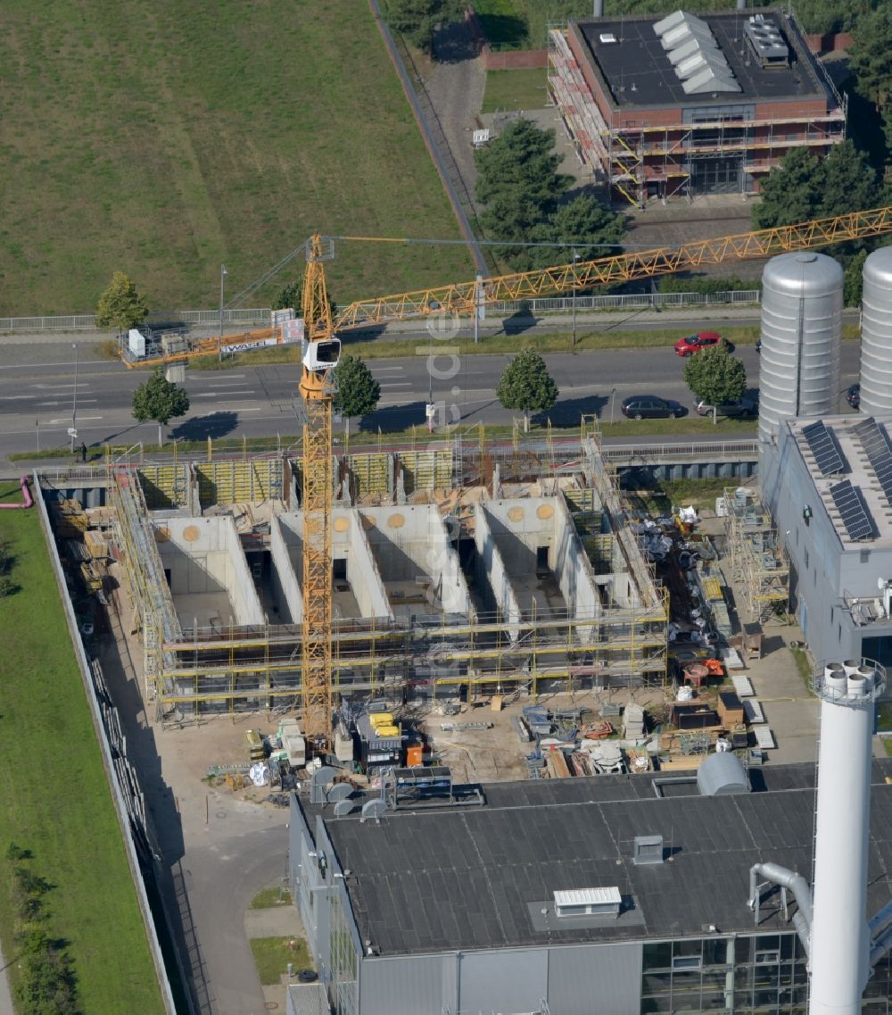 Luftaufnahme Berlin - Neubau des Blockheizkraftwerk an der Wegedornstraße - Ernst-Ruska-Ufer in Berlin, Deutschland