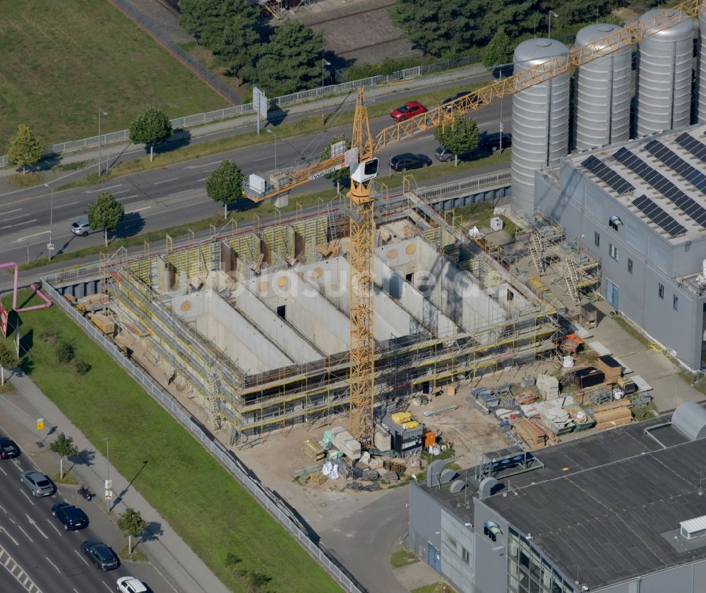 Berlin von oben - Neubau des Blockheizkraftwerk an der Wegedornstraße - Ernst-Ruska-Ufer in Berlin, Deutschland